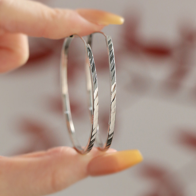  プラチナ編み込み模様大振りフープ ピアス