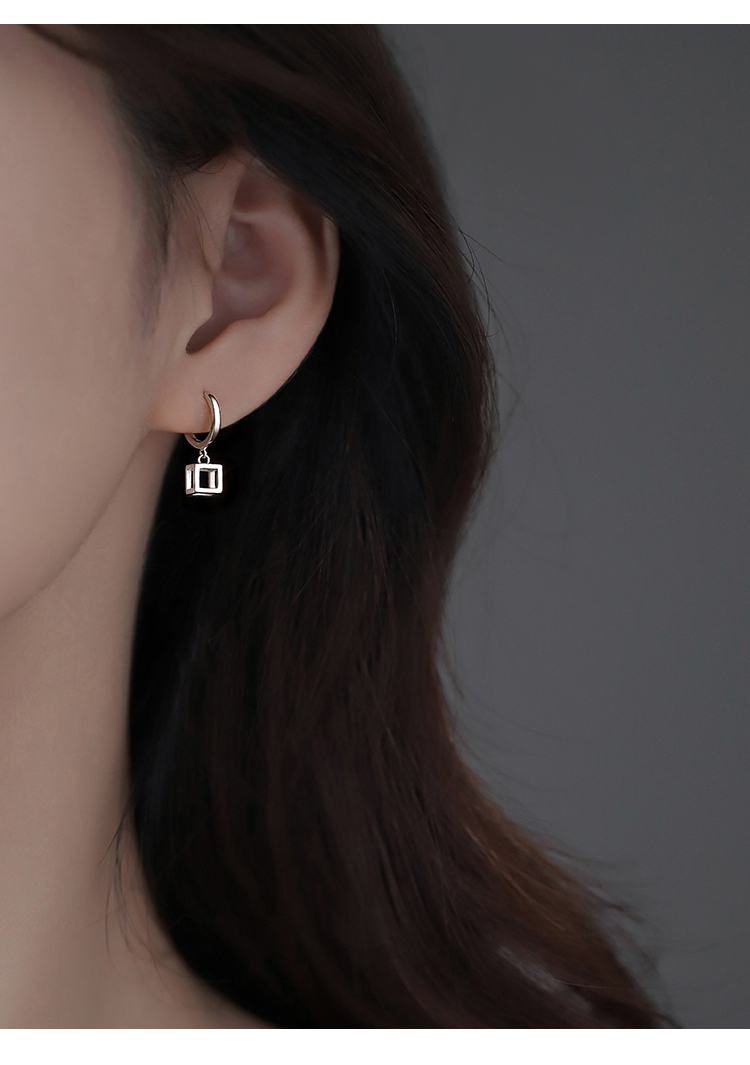  立体キューブチャーム付ステンレスフープピアス