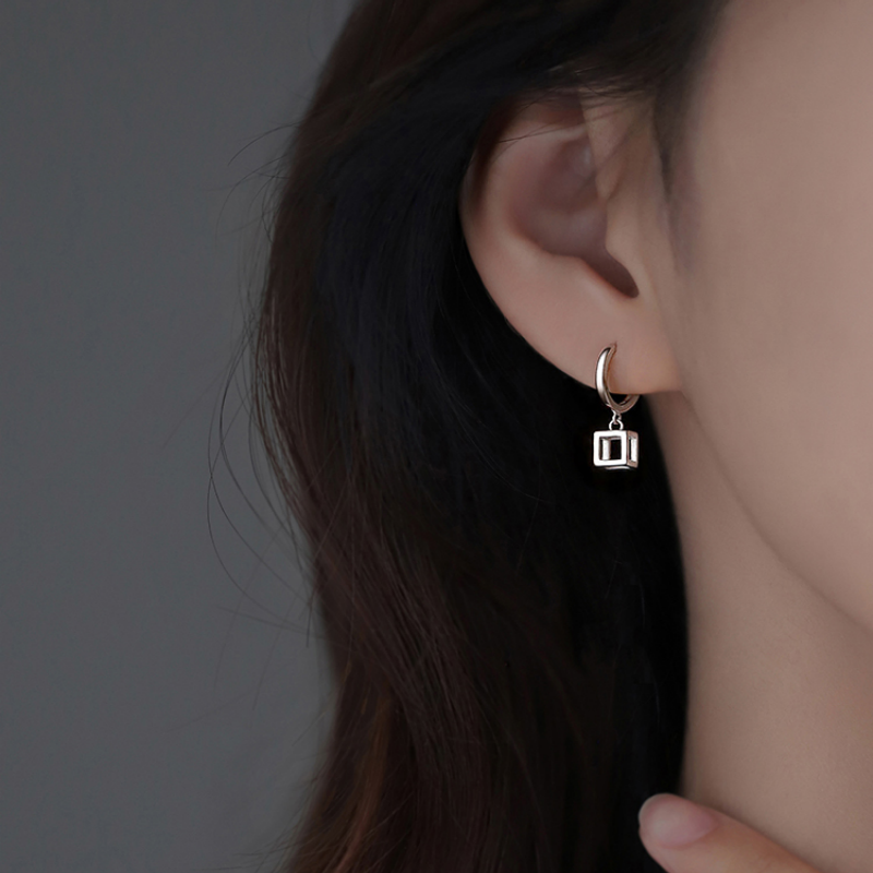  立体キューブチャーム付ステンレスフープピアス