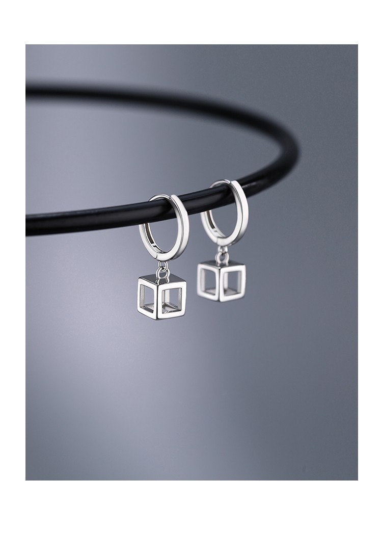  立体キューブチャーム付ステンレスフープピアス
