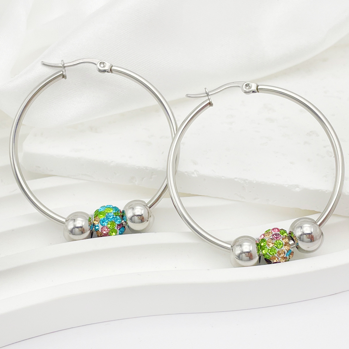 フープ ピアス 輝きビジューリングピアス