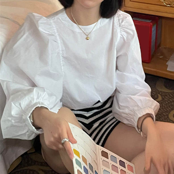 白色丸首パフスリーブブラウス長袖体型カバー