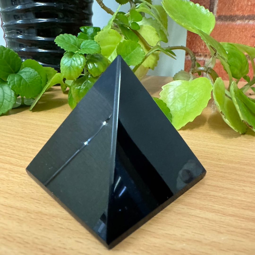 インテリア雑貨 黒曜石 ピラミッド型 オルゴナイト 置物 5.7cm