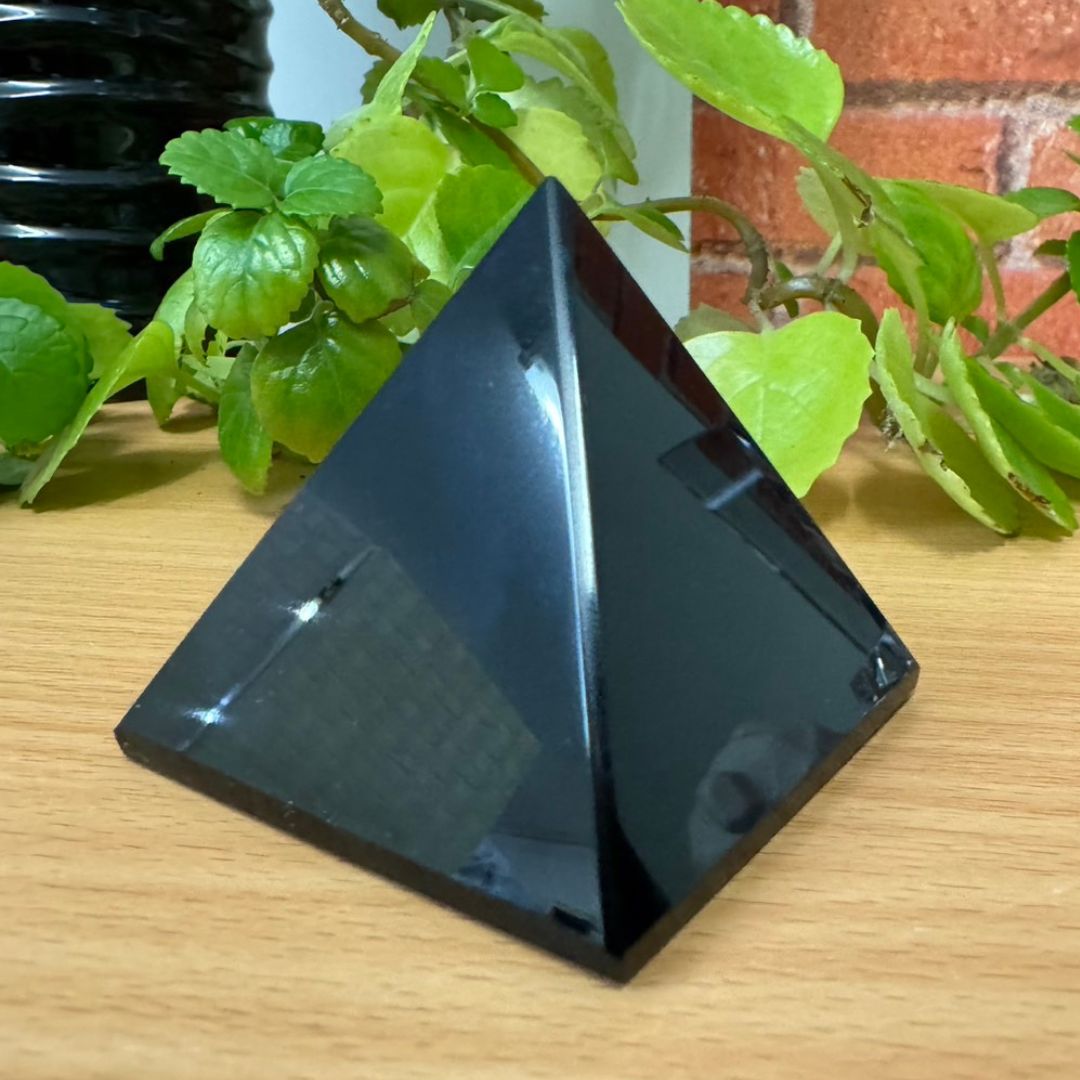 インテリア雑貨 黒曜石 ピラミッド型 オルゴナイト 置物 5.7cm