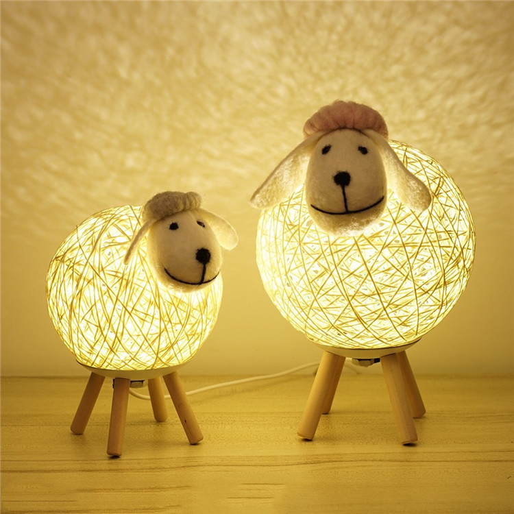 インテリア雑貨 羊毛編み電球型テーブルランプ籐製脚付き