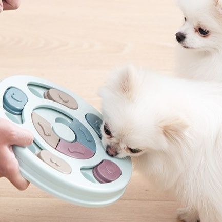 犬のおもちゃ 回転式肉球パズル餌入れ知育玩具