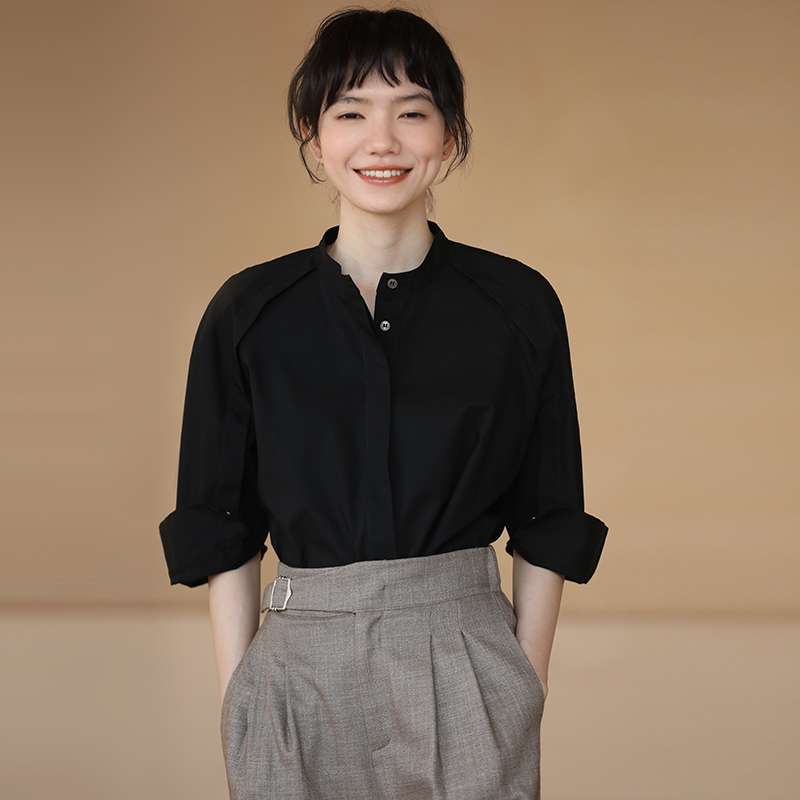 50代ファッション ゆったりシルエットのエレガントブラウス