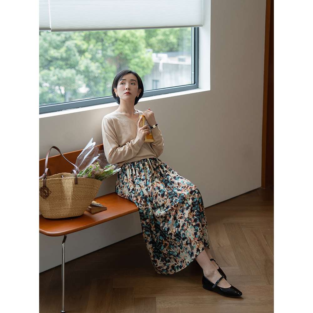 50代ファッション 美しい花柄プリントのロングスカート