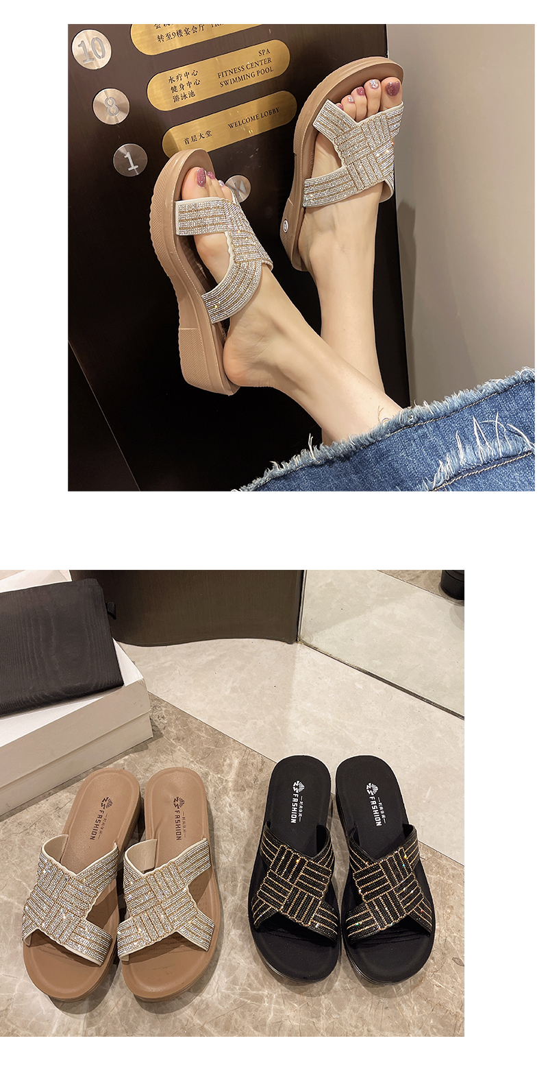 50代ファッション きらめきクロスサンダル