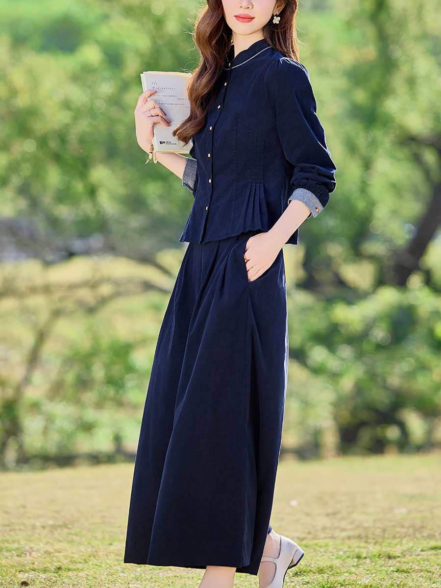 50代ファッション 優雅な流れるワイドパンツ
