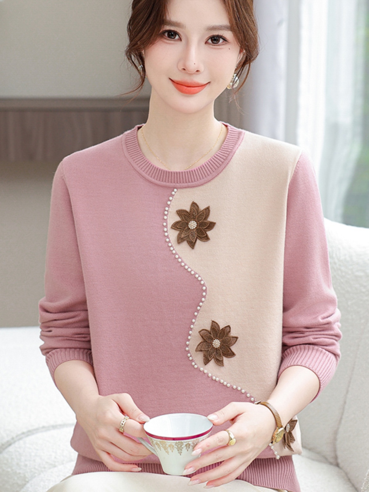 50代ファッション 花模様バイカラーニット