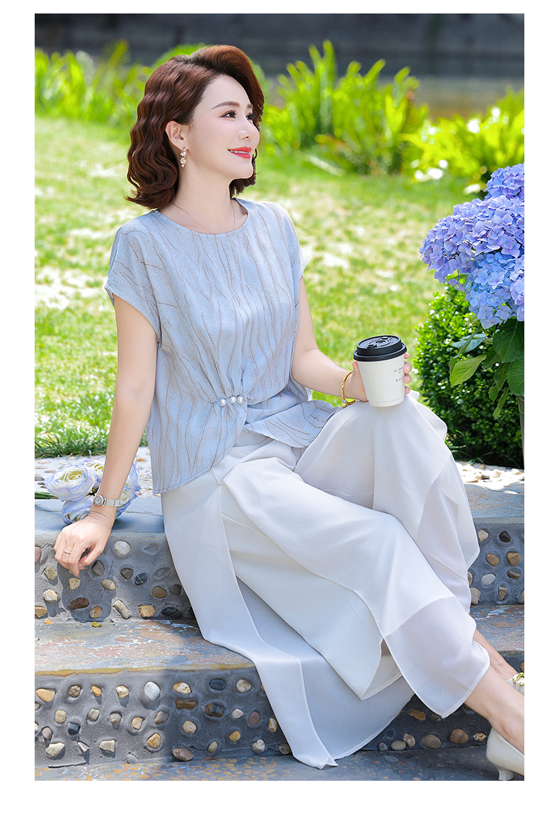 50代ファッション 上質感ギャザーブラウスと優美パンツセット