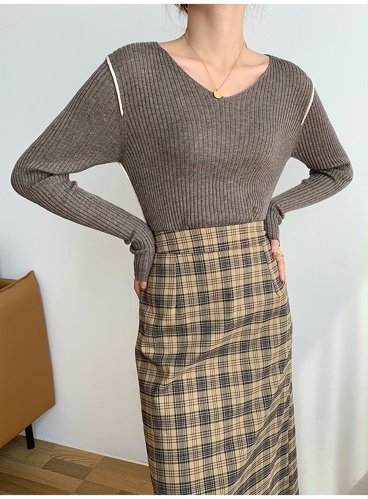 50代ファッション 上品なブイネック長袖リブニットセーター