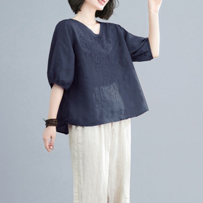 50代ファッション 優美な刺繍入り五分袖ブラウス