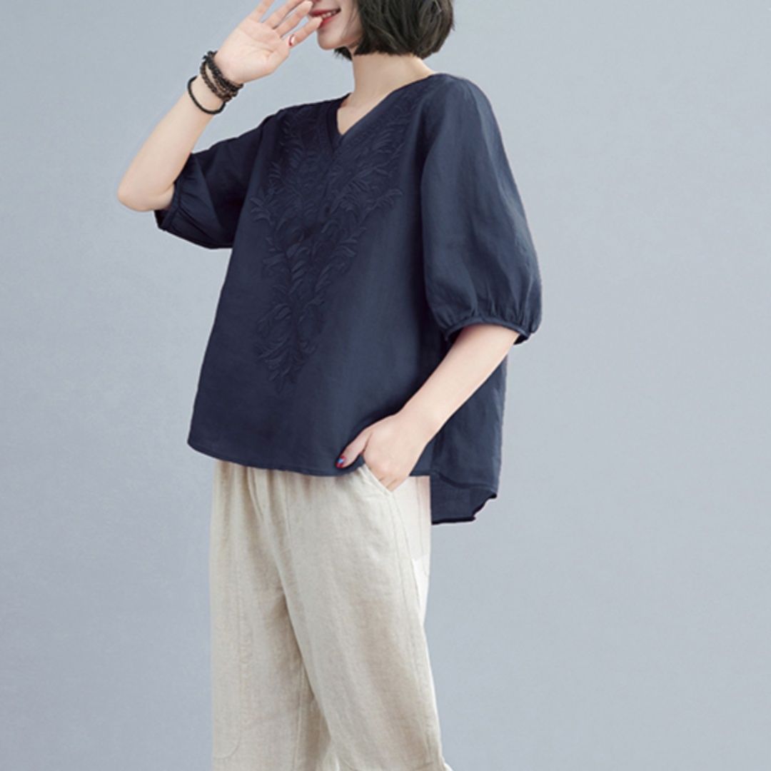 50代ファッション 優美な刺繍入り五分袖ブラウス