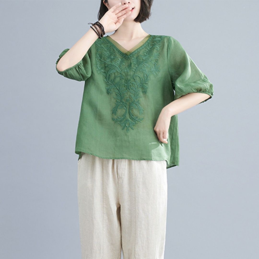 50代ファッション 優美な刺繍入り五分袖ブラウス