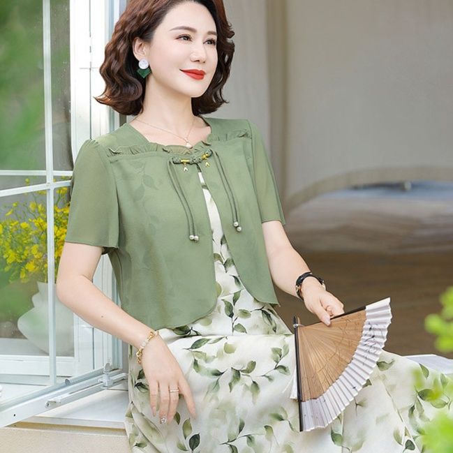 50代ファッション 優美なリーフ柄ワンピースとカーディガン