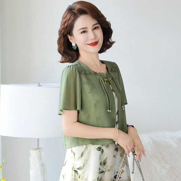 50代ファッション 優美なリーフ柄ワンピースとカーディガン