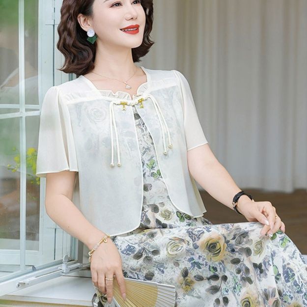 50代ファッション 優美なリーフ柄ワンピースとカーディガン