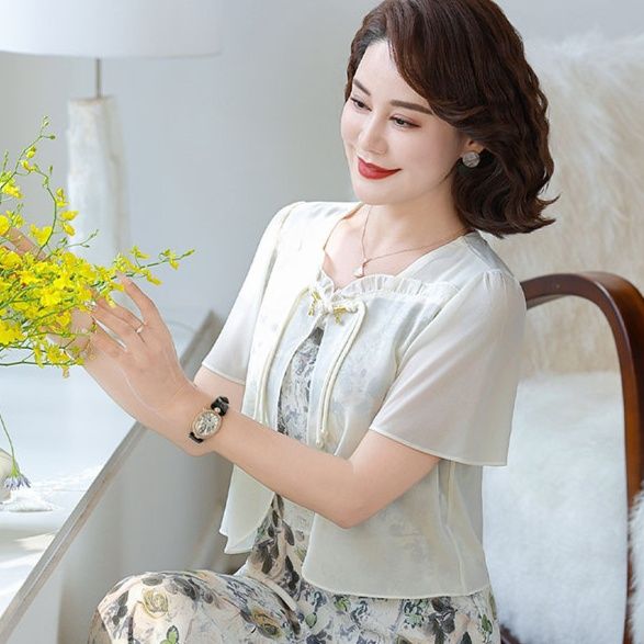 50代ファッション 優美なリーフ柄ワンピースとカーディガン