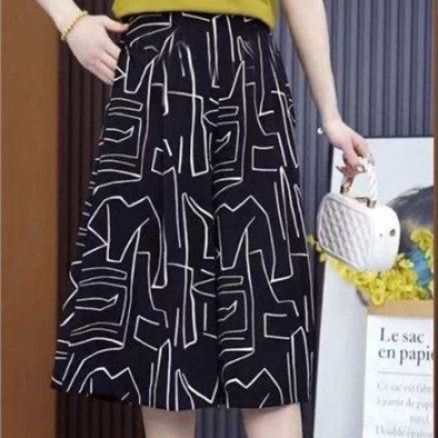 50代ファッション ミディ丈柄ワイドパンツ
