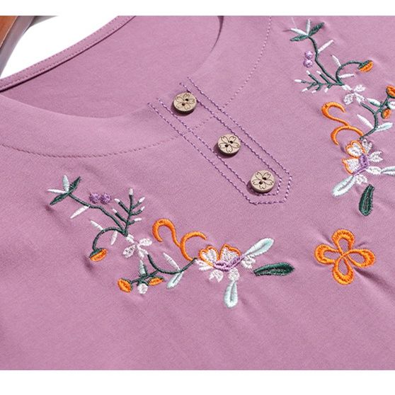 50代ファッション 花柄刺繍ボタン付き長袖カットソー