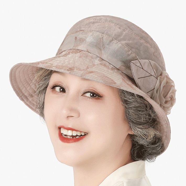 50代ファッション 花装飾付き上品なつば広帽子