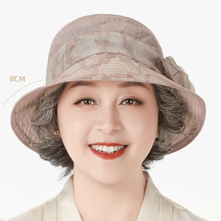 50代ファッション 花装飾付き上品なつば広帽子