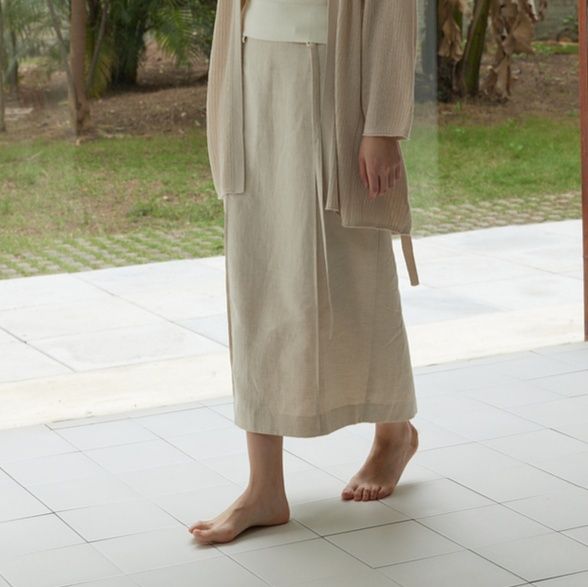 50代ファッション なめらかリネン風ラップスカート