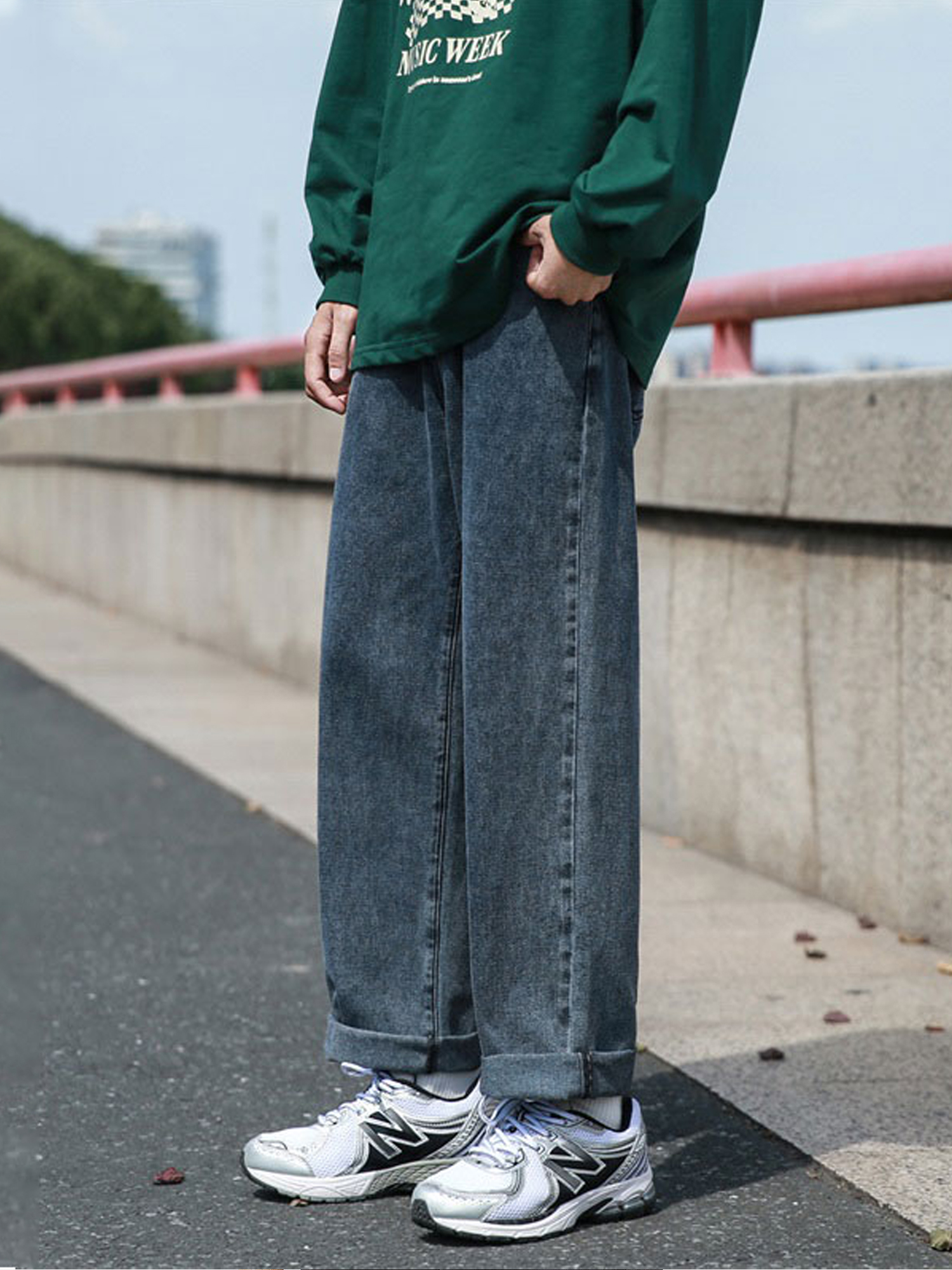 50代ファッション ゆったりワイドデニムパンツ