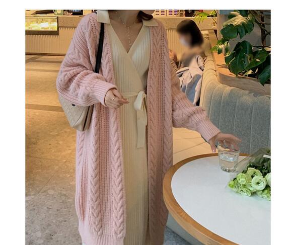 50代ファッション ケーブル編みロングニットカーディガン