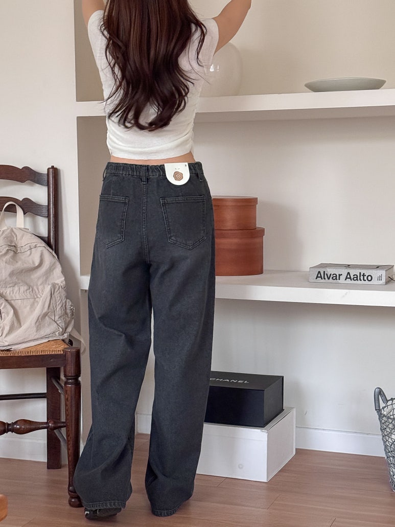 50代ファッション ゆったりストレートデニムパンツ