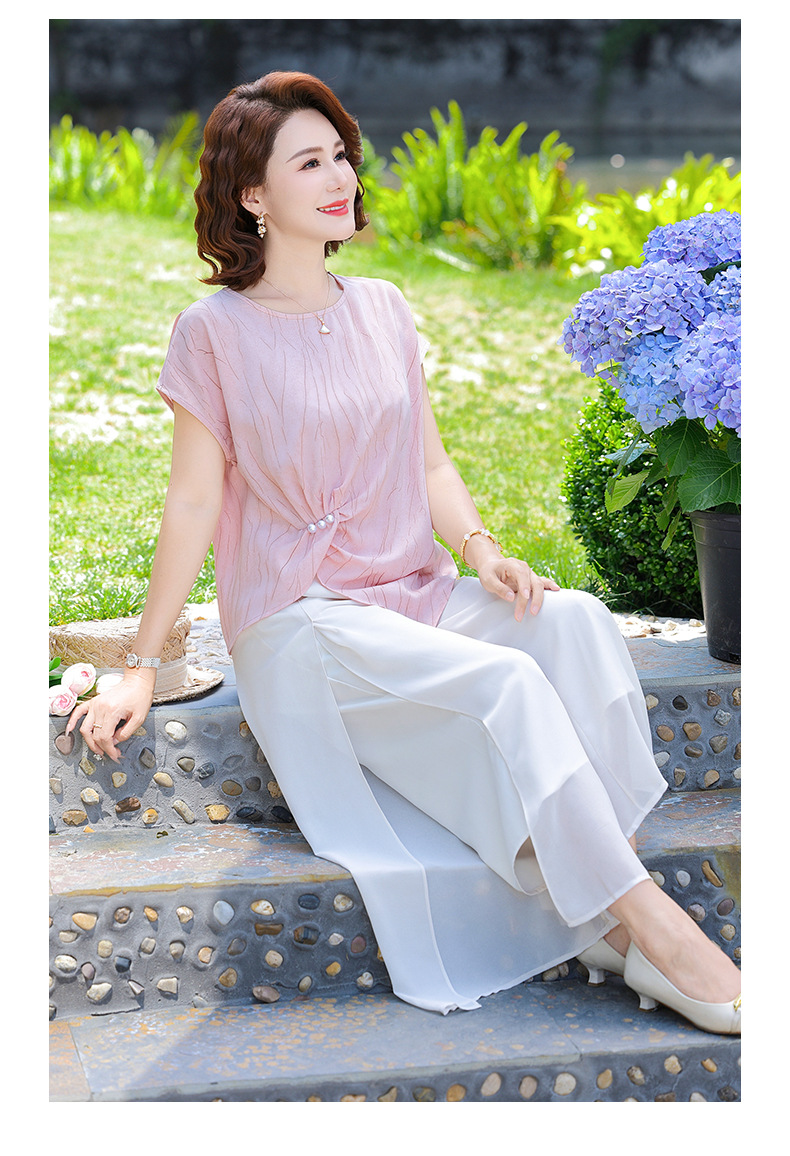 50代ファッション 上質感ギャザーブラウスと優美パンツセット