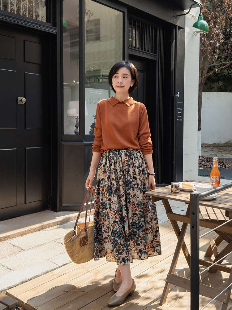 50代ファッション 美しい花柄プリントのロングスカート