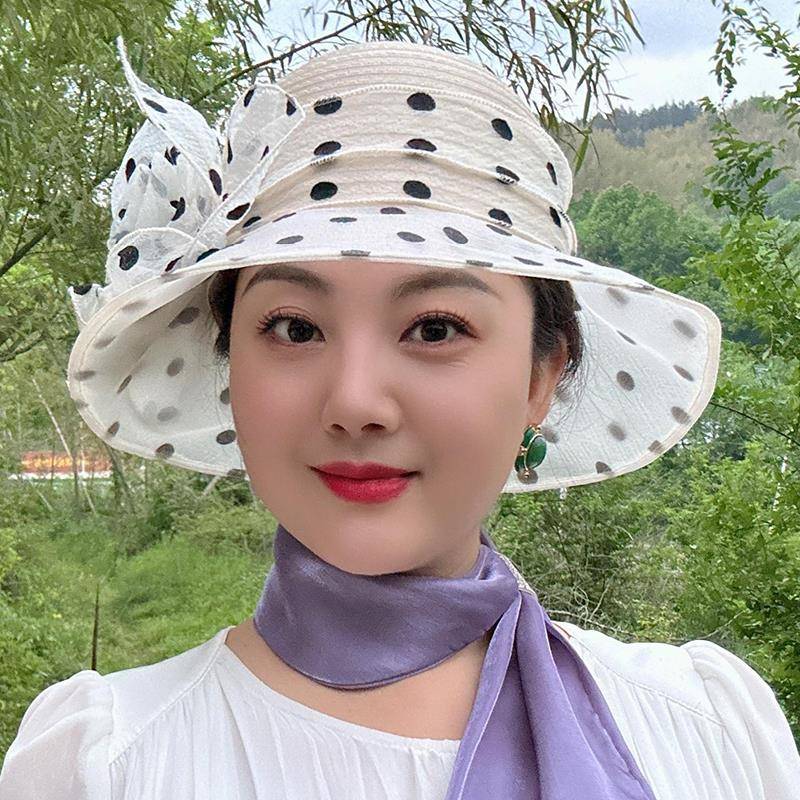 50代ファッション 水玉模様の花飾り付き上品つば広帽子