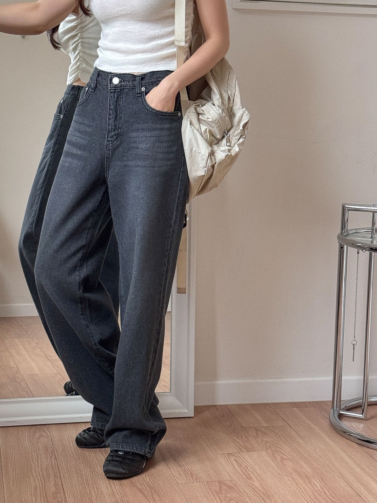 50代ファッション ゆったりストレートデニムパンツ