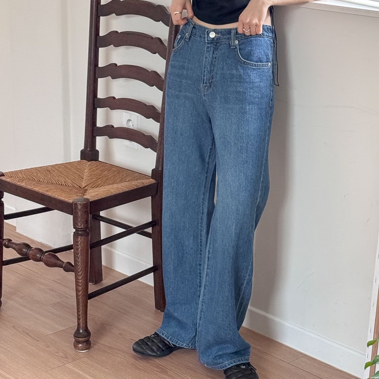 50代ファッション ゆったりストレートデニムパンツ