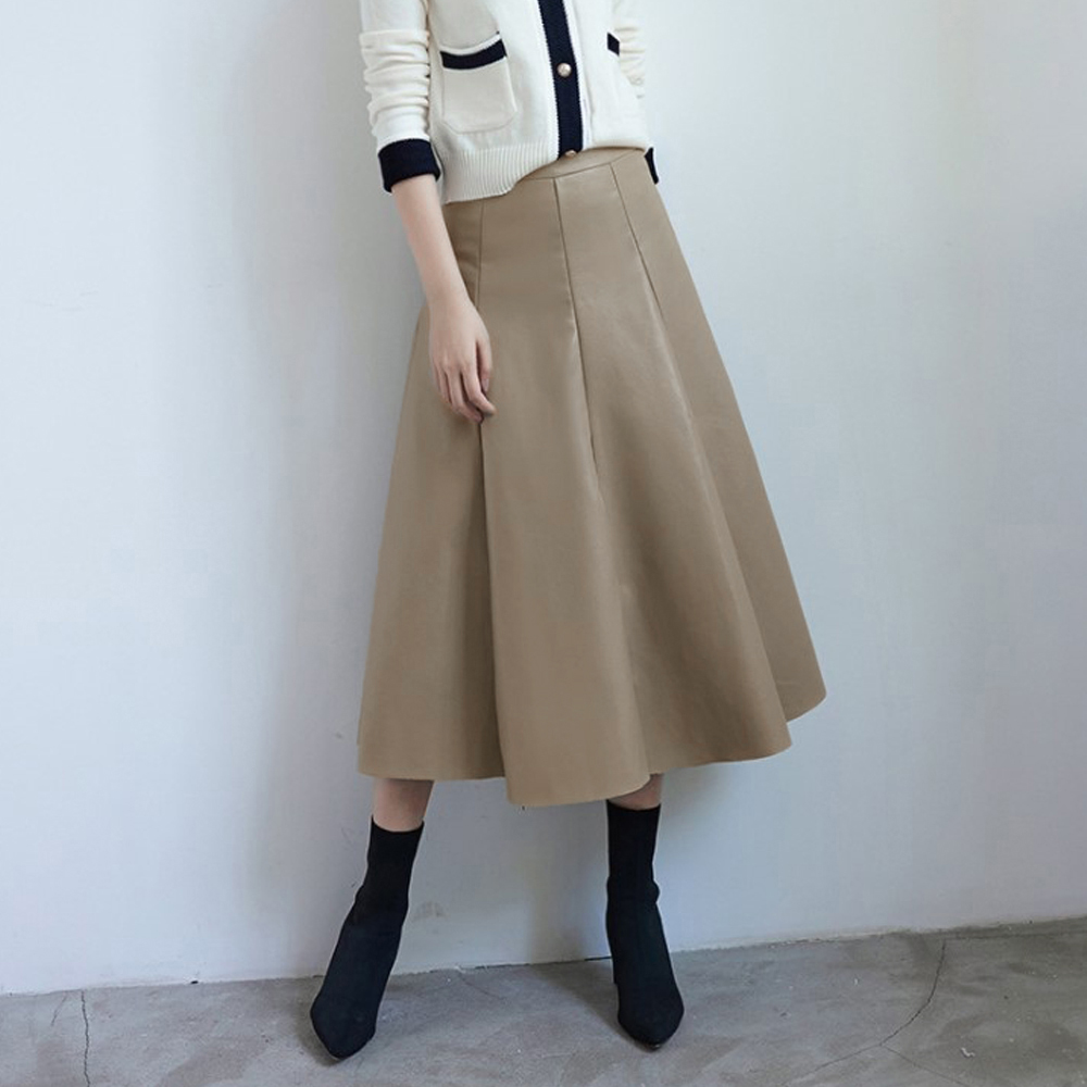 50代ファッション 合成皮革フレアスカート きれいめ上品ロング丈