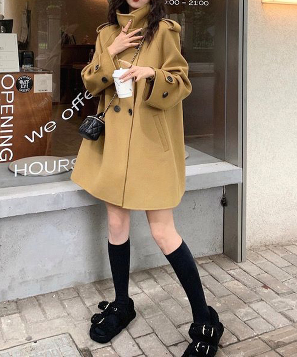 50代ファッション 上品ダブルボタン膝丈トレンチコート