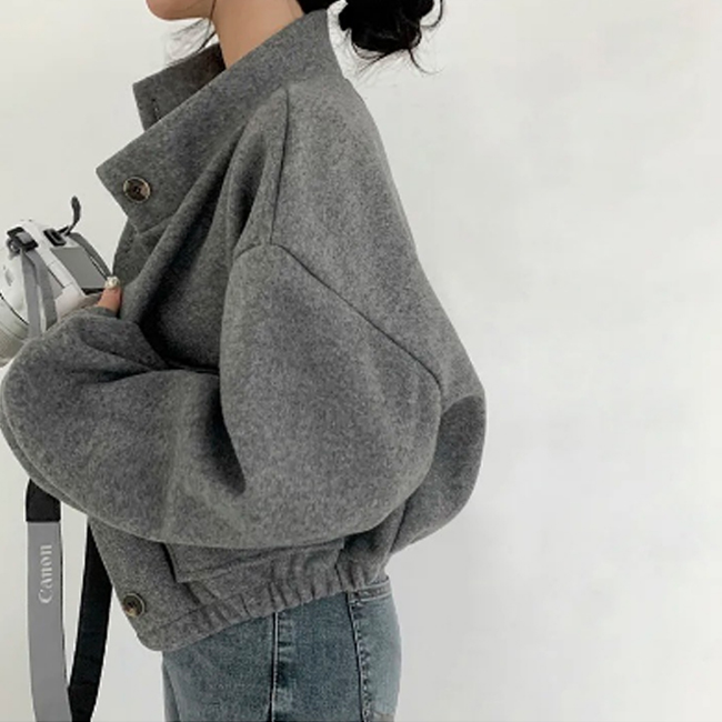 50代ファッション 上品なグレーウールジャケット ショート丈 立ち襟