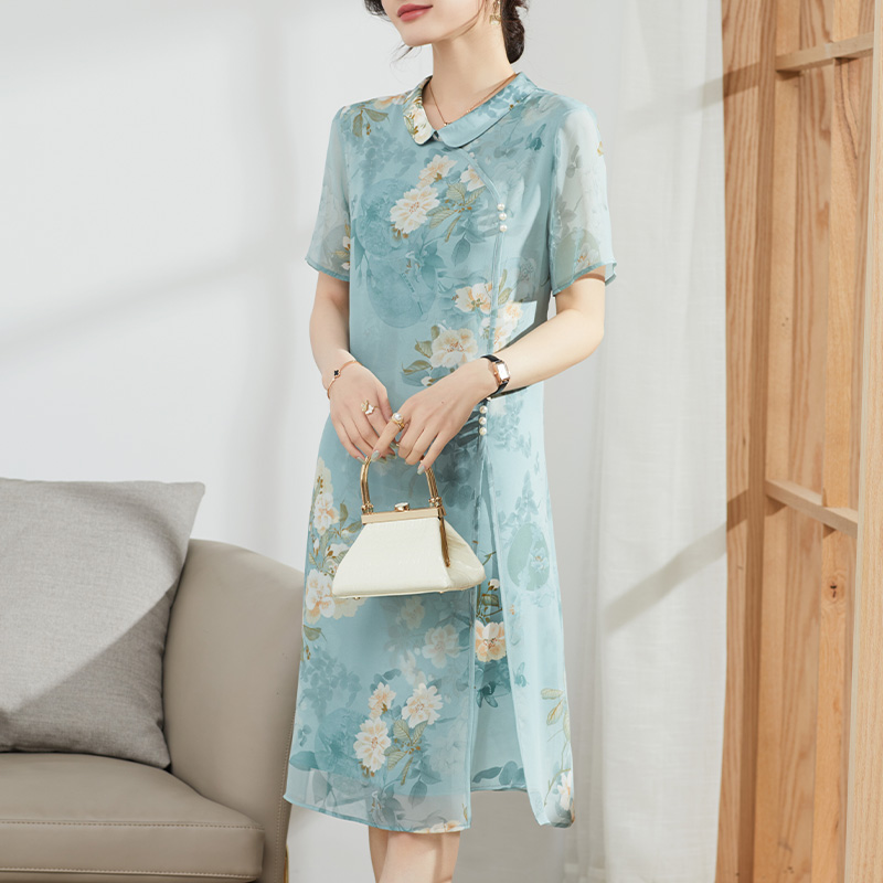 50代ファッション 華やか刺繍チャイナワンピース
