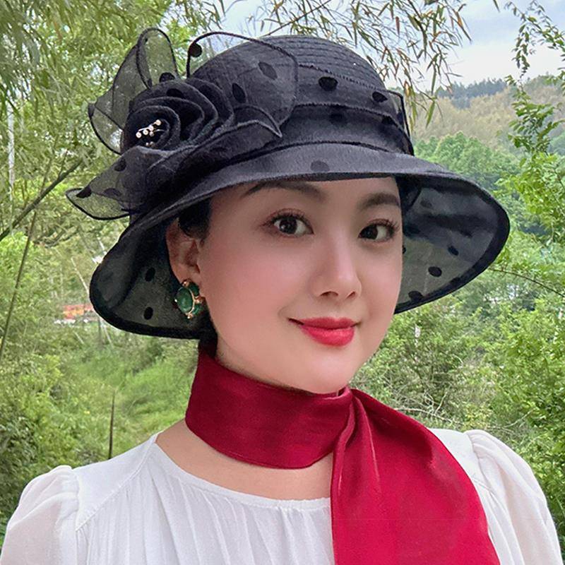 50代ファッション 水玉模様の花飾り付き上品つば広帽子