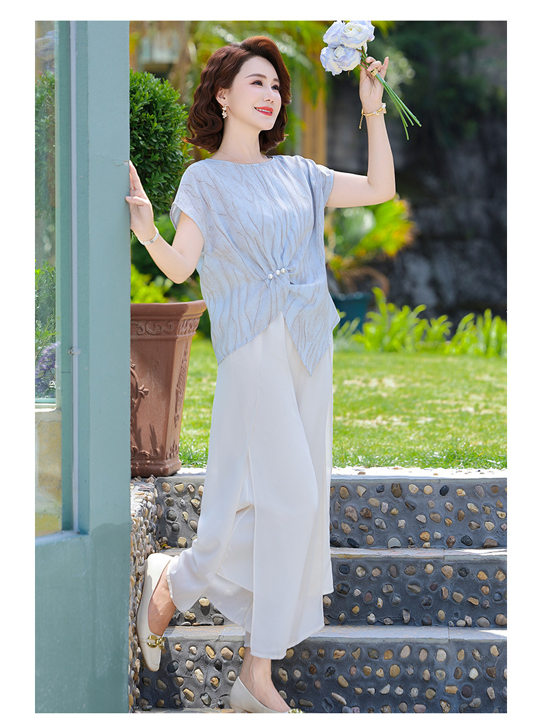 50代ファッション 上質感ギャザーブラウスと優美パンツセット