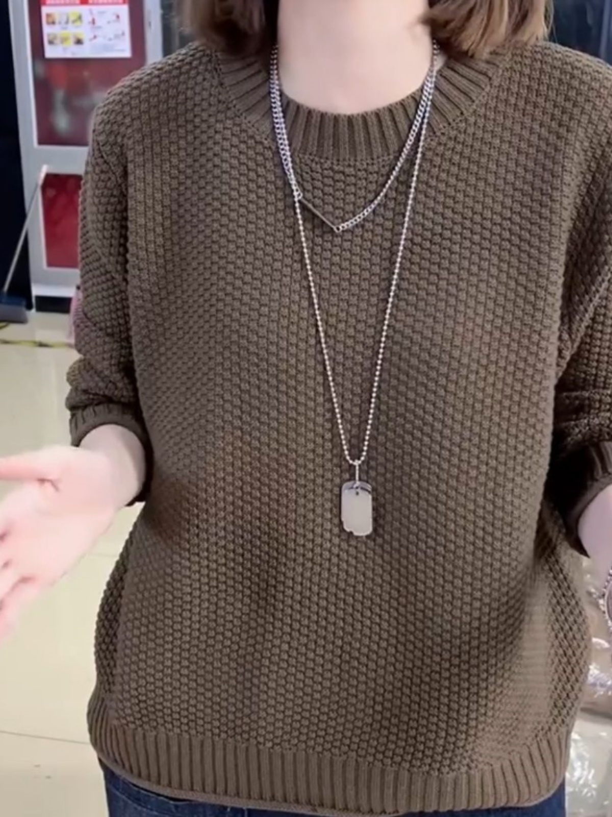 50代ファッション 立体編み目のゆったりニット