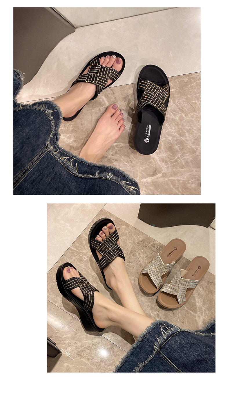 50代ファッション きらめきクロスサンダル