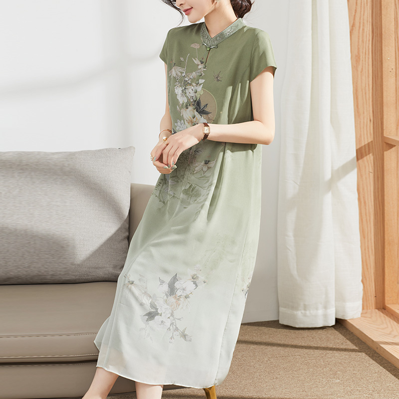 50代ファッション 華やか刺繍チャイナワンピース