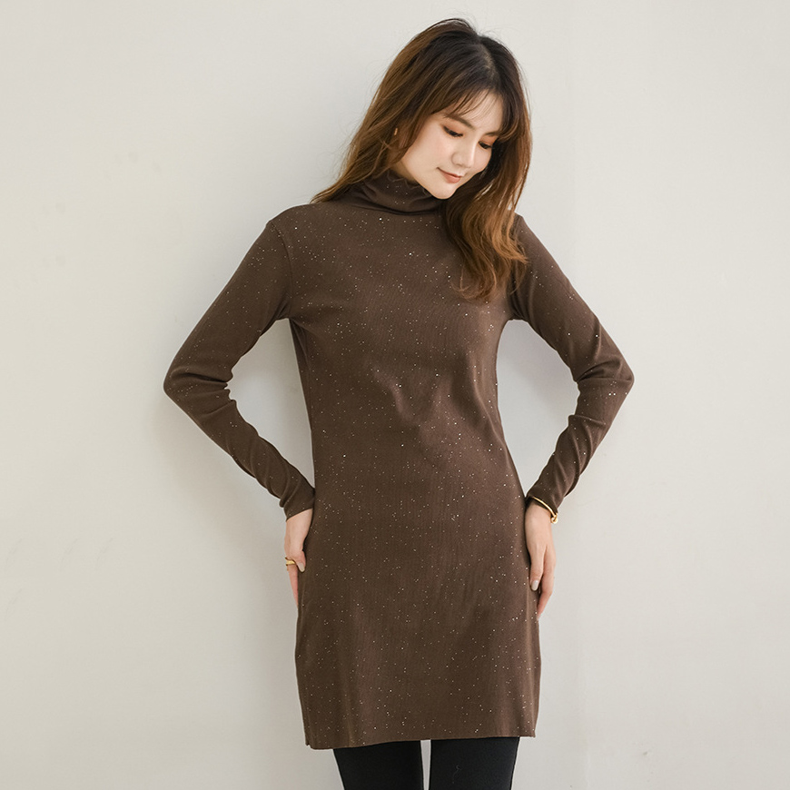 50代ファッション 上品ラメ入りタートルネックニットワンピース