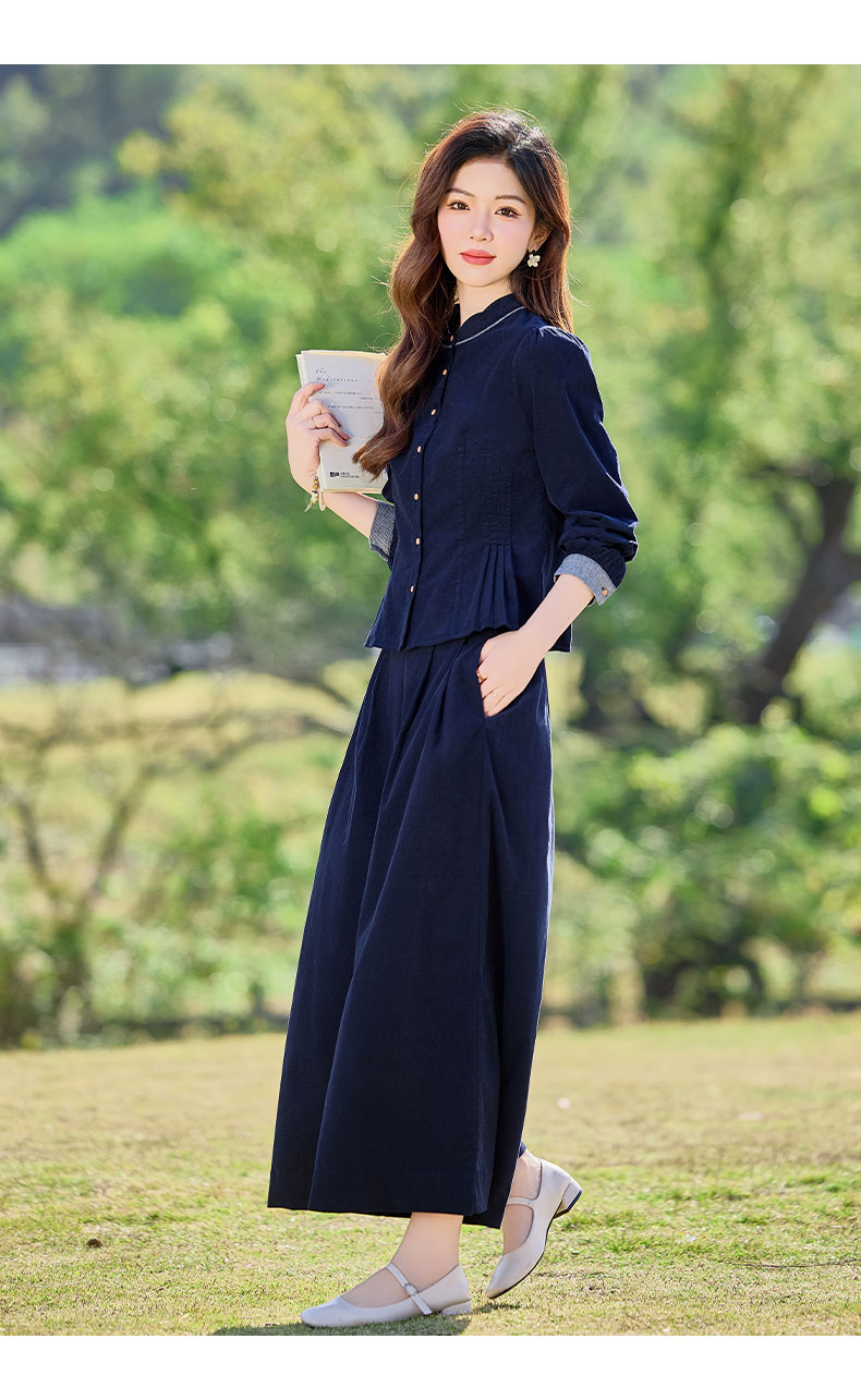50代ファッション 優雅な流れるワイドパンツ