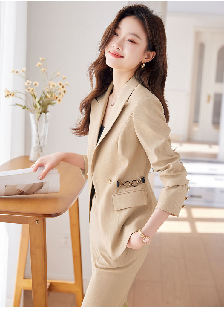 50代ファッション 上品ストライプ細身パンツ
