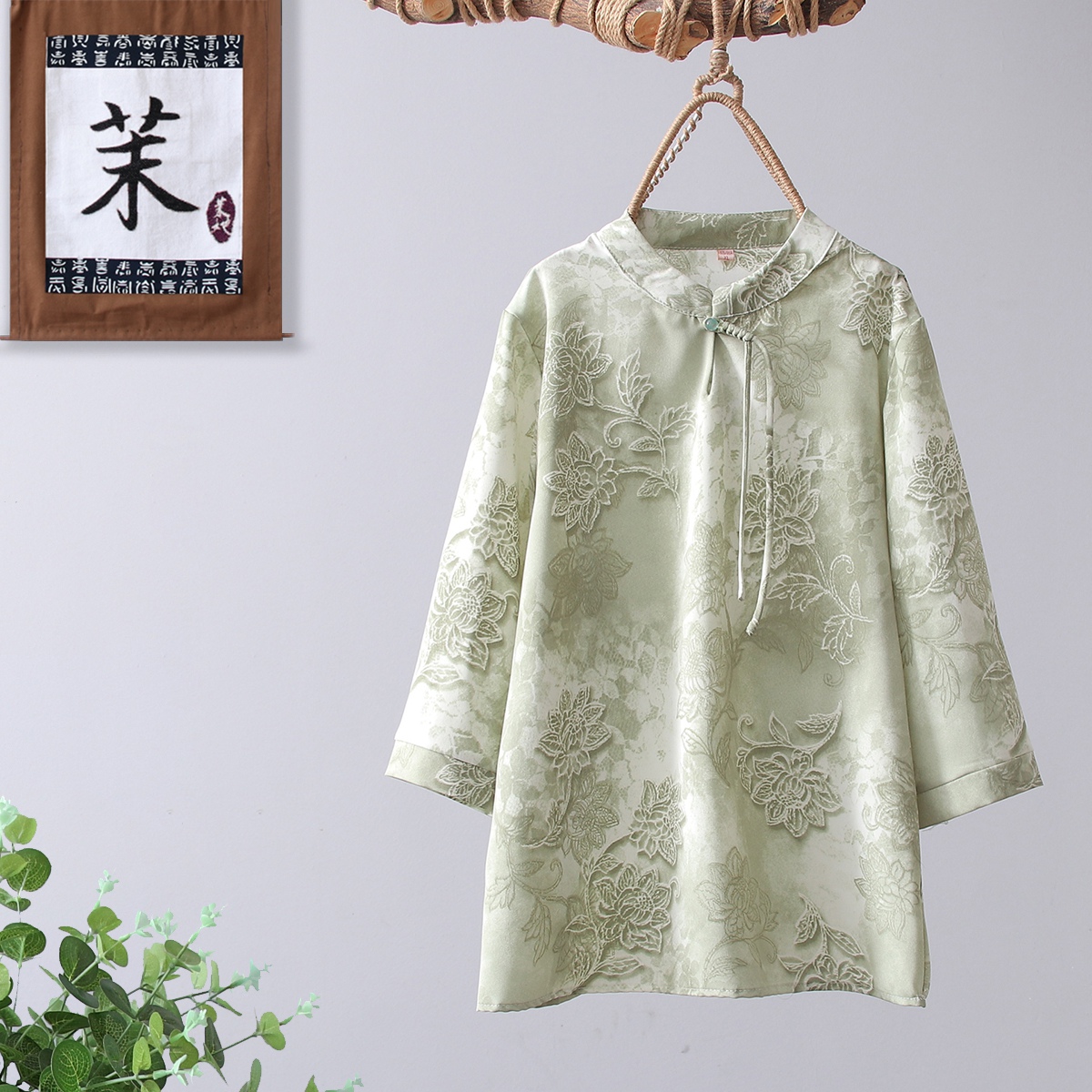 50代ファッション 花刺繍チャイナ風カットソー